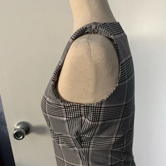 Calvin Klein Houndstooth Sleeveless Blouse - Picture 5 of 6